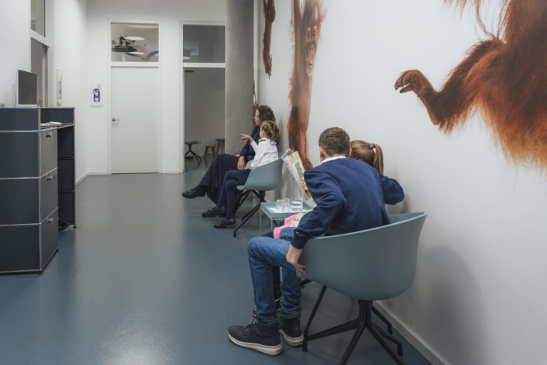 volles wartezimmer bearbeitet